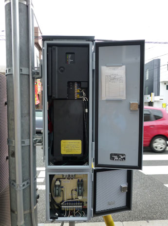信号制御回路内蔵 交通信号機用UPS設置例